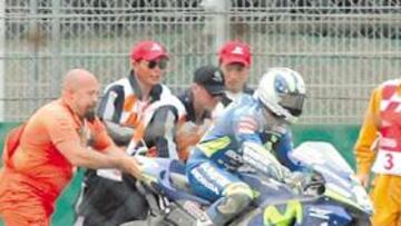 <b>ESTUDIO. </b>Sete se salió de pista dos veces, la segunda de ellas a 300 km/h y sin freno delantero en su Honda RCV111. Tras el impresionante susto llegaría el momento del estudio de las causas de la avería con su equipo de mecánicos.