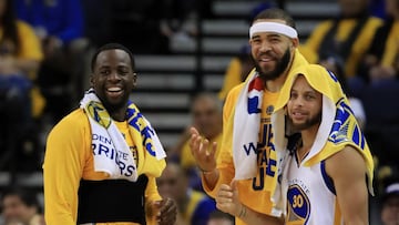 OAKLAND, CA - MAY 16: Draymond Green #23, JaVale McGee #1, and Stephen Curry #30 of the Golden State Warriors smile on the bench in the final moments of their 136-100 win over the San Antonio Spurs in Game Two of the NBA Western Conference Finals at ORACLE Arena on May 16, 2017 in Oakland, California. NOTE TO USER: User expressly acknowledges and agrees that, by downloading and or using this photograph, User is consenting to the terms and conditions of the Getty Images License Agreement. Ezra Shaw/Getty Images/AFP
== FOR NEWSPAPERS, INTERNET, TELCOS & TELEVISION USE ONLY ==