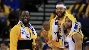 OAKLAND, CA - MAY 16: Draymond Green #23, JaVale McGee #1, and Stephen Curry #30 of the Golden State Warriors smile on the bench in the final moments of their 136-100 win over the San Antonio Spurs in Game Two of the NBA Western Conference Finals at ORACLE Arena on May 16, 2017 in Oakland, California. NOTE TO USER: User expressly acknowledges and agrees that, by downloading and or using this photograph, User is consenting to the terms and conditions of the Getty Images License Agreement.   Ezra Shaw/Getty Images/AFP
 == FOR NEWSPAPERS, INTERNET, TELCOS &amp; TELEVISION USE ONLY ==