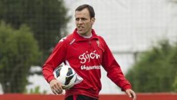 <b>DÍA 1. </b>Manolo Sánchez dirige su primer entrenamiento rojiblanco.