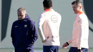 GRAFCAT7512. SANT JOAN DESPÍ (BARCELONA), 30/01/2026.- El entrenador del FC Barcelona, Hansi Flick, durante el entrenamiento que el equipo azulgrana del FC Barcelona ha realizado en las instalaciones de la Ciudad Deportiva Joan Gamper para preparar el partido de LaLiga que mañana disputarán ante el Elche. EFE/Enric Fontcuberta.
