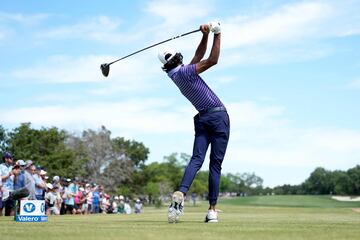  Akshay Bhatia of the United States plays his tee shot on the 4th hole during the second round of the Valero Texas Open