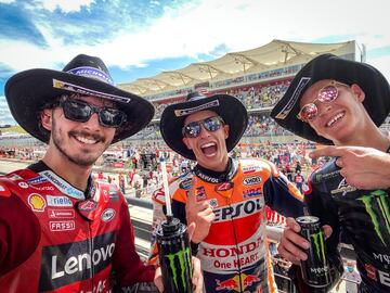 Francesco Bagnaia, Marc Márquez y Fabio Quartararo. Tercero, primero y segundo clasificados.