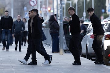 Los jugadores de las distintas secciones del Barcelona y representantes del mundo del ftbol le dan el ltimo adis al doctor Carles Mi?arro Garca.