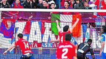 <b>COMPLETAMENTE SOLO. </b>Nekounam cabeceó en el segundo palo para dar los tres puntos a Osasuna y dejar casi desahuciado al Espanyol.