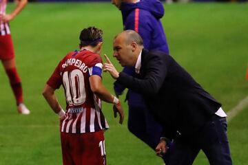 El entrenador del Atlético Sánchez Vera da instrucciones a la jugadora rojiblanca Amanda Sampedro.
 
