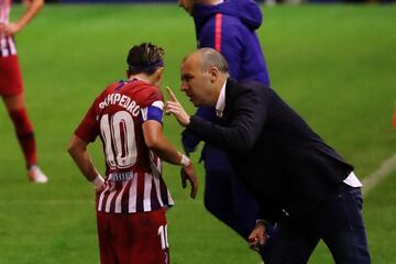 El entrenador del Atl¨¦tico S¨¢nchez Vera da instrucciones a la jugadora rojiblanca Amanda Sampedro.