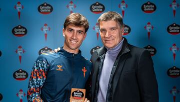 El defensa Javi Rodríguez posa junto al delegado del primer equipo Vlado Gudelj con el premio de mejor jugador del Celta en el mes de noviembre.