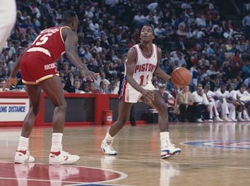 Uno de los mejores bases de la historia, Zeke fue tan controvertido y tan polémico que acabó fuera del Dream Team de Barcelona 92. Ya se sabe: el veto de Michael Jordan, enemigo íntimo de los aquellos Bad Boys de Detroit Pistons, el chasco que se llevó con el su amigo Magic Johnson cuando le falló tras el anuncio de que había contraído el virus del VIH… El documental de Michael Jordan, el archifamoso The last Dance, se encargó de refrescar la complicada carrera de Isiah… que también fue cuestionado fuera de las pistas, con denuncias por acoso sexual cuando era general manager de New York Knicks.