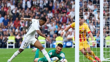 Paulo Gazzaniga ante Rodrygo en el encuentro ante el Real Madrid.