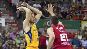 Luke Fischer, con el balón ante la defensa de De Jong.
