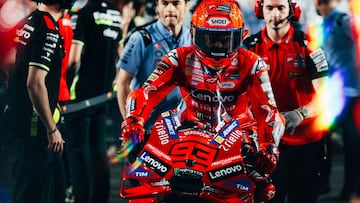 Marc Márquez llega con la Ducati de MotoGP a la parrilla de Qatar.