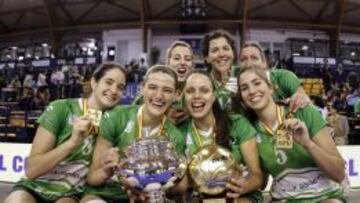 Las chicas del Naturhouse celebran su t&iacute;tulo. 