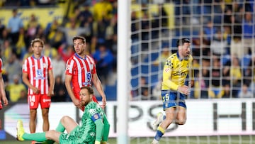 Oblak, Azpilicueta y Llorente, en el gol de Javi Muñoz que supuso el 1-0 de Las Palmas al Atlético en el Gran Canaria.
