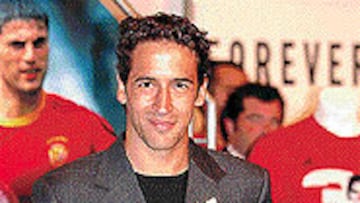 <b>FELIZ</B>. Raúl posa con la Bota de Oro por ser máximo goleador.