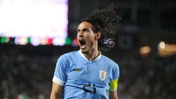 GLENDALE (AZ, EEUU), 03/06/2022.- El delantero central de Uruguay Edinson Cavani celebra su gol durante el partido amistoso disputado entre las selecciones de México y Uruguay este jueves en el estadio State Farm en Glendale, Arizona. Un doblete de Edinson Cavani lideró este jueves la goleada de la selección de Uruguay por 0-3 sobre la de México en un partido de preparación para el Mundial Catar 2022 en el State Farm Stadium de Glendale (Arizona, EE.UU.). EFE/Max Simbron
