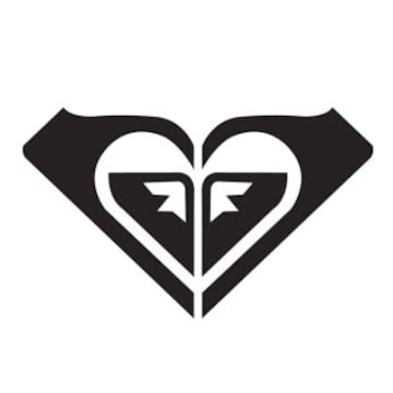 Roxy es la firma femenina de Quicksilver y si te has fijado, ya habrás notado que además de un corazón el logo está formado por dos logos de Quicksilver. No se rompieron mucho el coco.