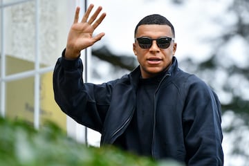 
Kylian Mbappé es el últimos de los cracks que ha fichado Florentino Pérez para la casa blanca. El francés, de 25 años, interesó a los de Concha Espina desde que empezara a destacar en las filas del Mónaco con el que ganó una Ligue 1 y fue eliminado en semifinales de Champions por la Juventus. La presencia de la BBC hizo que no se viera titular desde el principio y que se decantara por el PSG para pasar unos años más en Francia hasta ser el máximo goleador del club. La influencia familiar y el hecho de seguir en su ciudad acabaron resultando claves. En 2022 se daba por hecha su llegada a la capital de España, sin embargo, el tic tac se alargó dos años más con su renovación hasta 2025 condicionada a que el jugador ejecutara la cláusula para seguir una temporada más en 2024. Una decisión que decidió no tomar para escapar por la vía de salida a partir del 30 de junio. Ahora formará uno de los ataques con más pólvora junto a Bellingham, Vinicius y Rodrygo.
