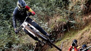 El pilto de MTB Ángel Suárez en uno de los saltos de Lousa (Portugal) en el estreno del circuito en la UCI Mountain Bike World Cup de DH 2020.