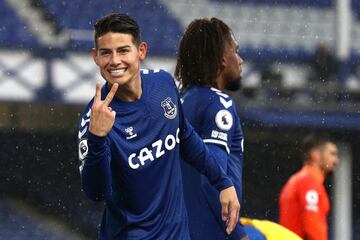 Ritmo frenético del Everton en la Premier League. El conjunto de Ancelotti sigue con rendimiento perfecto y en esta ocasión doblegó al Brighton en Goodison Park con doblete de James Rodríguez y otra anotación de Yerry Mina.