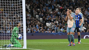 Manchester City's German midfielder #19 Ilkay Gundogan (3R) reacs after having a late header saved by Inter Milan's Swiss goalkeeper #01 Yann Sommer (L) during the UEFA Champions League, league phase football match between Manchester City and Inter Milan at the Etihad stadium, in Manchester, north-west England, on September 18, 2024 (Photo by Oli SCARFF / AFP)