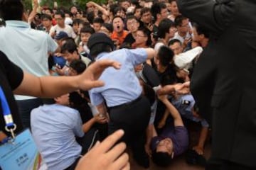 Se provoca una avalancha durante la visita de la superestrella de fútbol David Beckham en la Universidad Tonji en Shanghai. La visita de Beckham a China volvió "caótica", el 20 de junio después de que al menos cinco personas resultaron heridas en una estampida por intentar ver superestrella de fútbol David Beckham.