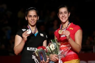 Saina Nehwal y Carolina Marín posan con sus medallas de plata y oro respectivamente.