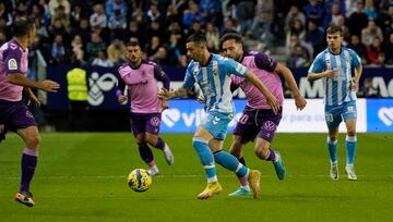 Cuando Rubén Castro está entonado, sabes que te la va a liar. El delantero del Málaga salvó un punto para los suyos con un gol a cuatro minutos del final. Tras un desborde con pierna izquierda a Javi Alonso, disparó con pierna derecha desde fuera del área, hasta alojar la pelota pegadita al palo.