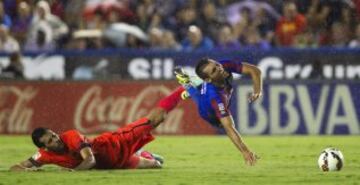 El delantero del Levante Barral cae ante Busquets.