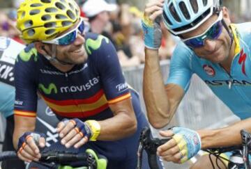 Alejandro Valverde conversa con Scarponi.