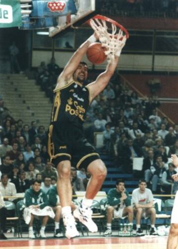 Con el Estudiantes ganó una Copa del Rey (91/92) al Cai Zaragoza y acabó siendo el MVP de la final.
