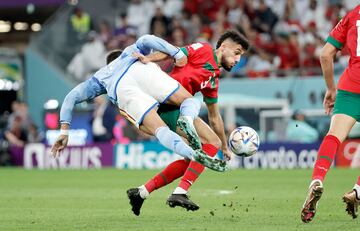 El jugador español Ferran Torres trata de parar al jugador marroquí Mazraoui.