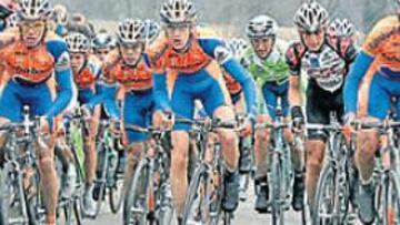 <b>MAREA NARANJA. </b>Los ciclistas del Rabobank, entre ellos Freire (segundo por la izquierda de la foto), buscarán su clásica en Holanda.