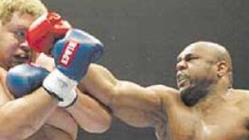 <b>EL GORDO Y LA BESTIA.</b> Sapp lanza un derechazo a Akebono, que sólo pudo desempeñar el papel de saco de golpes ante su poderoso y musculado rival.