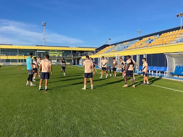 Rominigue Kouam, al fondo, con varios de sus compa?eros en el entrenamiento de ayer. Foto: Cdiz CF