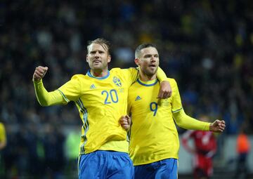 Los suecos están muy cerca de amarrar por lo menos el repechaje de la zona, aunque también podrían quedar eliminados. Si caen por goleada de siete goles ante Holanda dirán adiós a sus oportunidades. Si pierden por una diferencia menor, esperará a que Grecia no logre goleada para avanzar al repechaje como uno de los mejores segundos lugares.