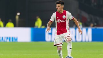 Lisandro Mart&iacute;nez, jugando con el Ajax.