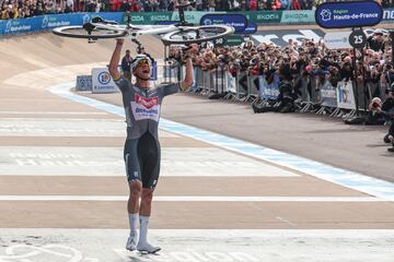 Mathieu Van Der Poel celebra en la meta su victoria en la 122.? edici¨®n de la Par¨ªs-Roubaix 2025.