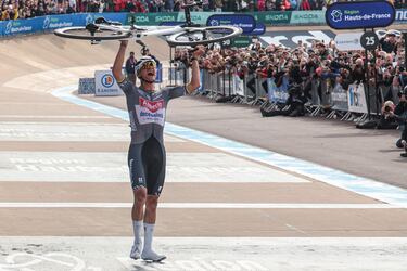 Mathieu Van Der Poel celebra en la meta su victoria en la 122.ª edición de la París-Roubaix 2025.