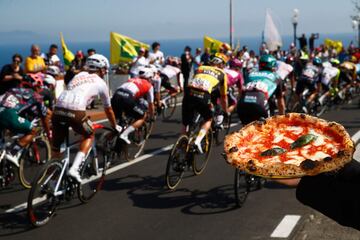 El pelot¨®n durante la octava etapa del Giro de Italia 2022.