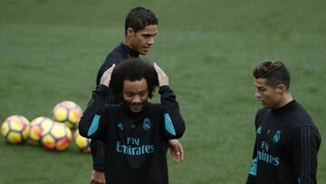 GRAF066. MADRID, 24/11/2017.- El delantero portugués del Real Madrid Cristiano Ronaldo (d) junto a sus compañeros Marcelo Vieira (i) y Raphael Varane (detrás), durante el entrenamiento realizado esta mañana en la Ciudad Deportiva de Valdebebas, en la víspera del partido de la 13ª jornada de LaLiga Santander que el conjunto blanco disputa mañana ante el Málaga en el Santiago Bernabéu. EFE/Javier Lizón