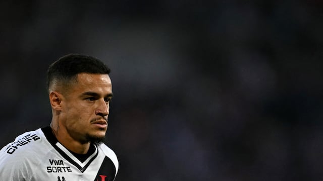 (FILES) Vasco da Gama's midfielder #10 Philippe Coutinho looks on during the Brasileirao Serie A football match between Vasco da Gama and Flamengo at the Maracana stadium, in Rio de Janeiro, Brazil, on September 21, 2025. Brazilian midfielder Philippe Coutinho announced on February 18, 2026 that he is ending his time at Vasco da Gama, in a message posted on social media in which he said he was "prioritising" his mental health. (Photo by Mauro PIMENTEL / AFP)