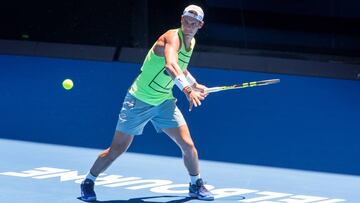 Rafael Nadal devuelve la bola durante un entrenamiento de preparaci&oacute;n para el Open de Australia en el Rod Laver Arena.