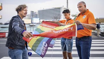 Aficionados neerlandeses portan banderas arco&iacute;ris en defensa del colectivo LGTBI.