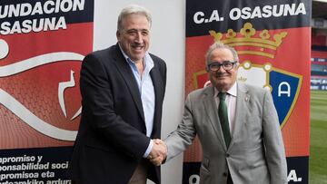 Luis Sabalza, presidente de Osasuna, y Joseba Asir&oacute;n, en el acto de presentaci&oacute;n del acuerdo celebrado en el Sadar.