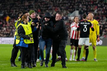 Así fue el ataque de un aficionado del PSV a Dmitrovic