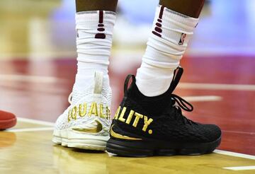 Las zapatillas de LeBron en Washington reclamando "igualdad".