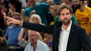 BARCELONA, 08/10/2023.- El entrenador del Barça, Roger Grimau da instrucciones a sus jugadores ante el Morabanc Andorra durante el partido correspondiente a la cuarta jornada de la ACB entre el Barça y el Morabanc Andorra disputado este domingo. EFE/ Enric Fontcuberta.