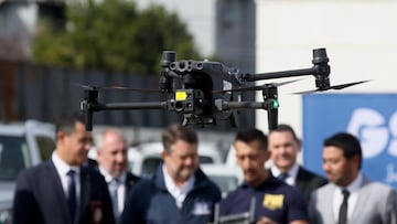 Santiago 22 de abril 2025.
Gobierno entrega drones con tecnologa que permitira supervisar operaciones de seguridad, identificar amenazas, realizar vigilancia aerea en tiempo real, y apoyar en la busqueda de personas y evidencia.
Dragomir Yankovic/Aton Chile