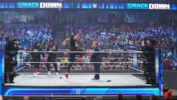 Roman Reigns ataca a Paul Heyman en SmackDown.